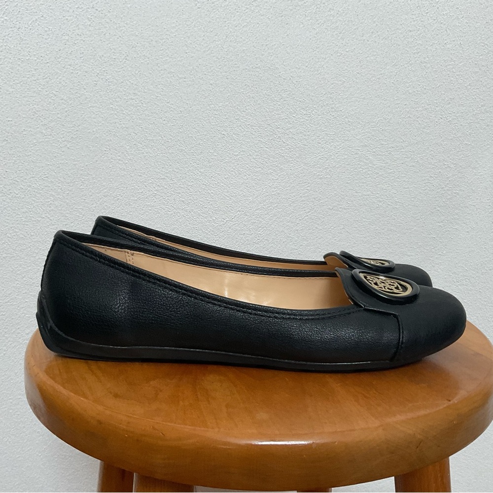 Liz Claiborne Black Ballet Flat with Gold Medallion Size 9 Career Work Basic